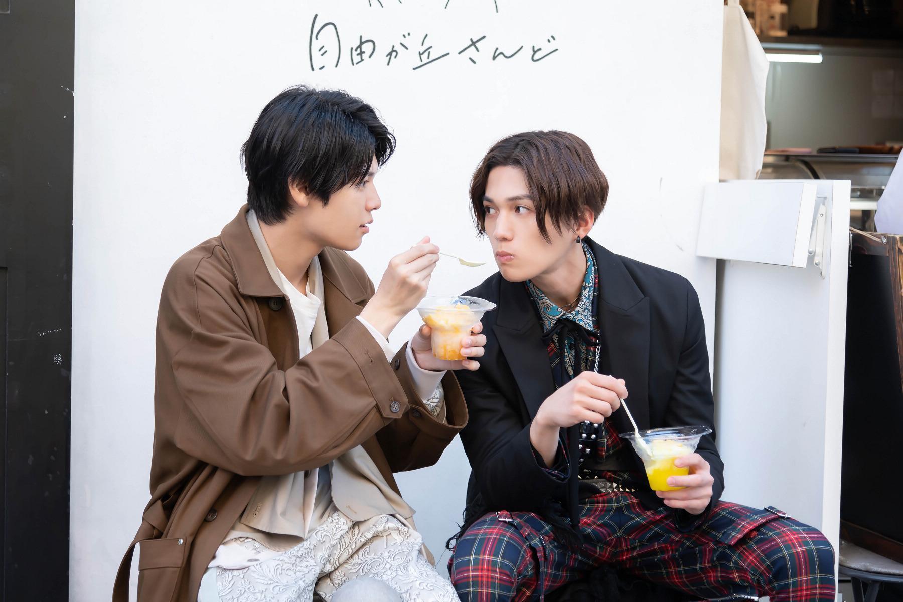 萩原利久、八木勇征在《美麗的他》第二季首集就上演甜蜜互餵。（采昌國際多媒體提供）
