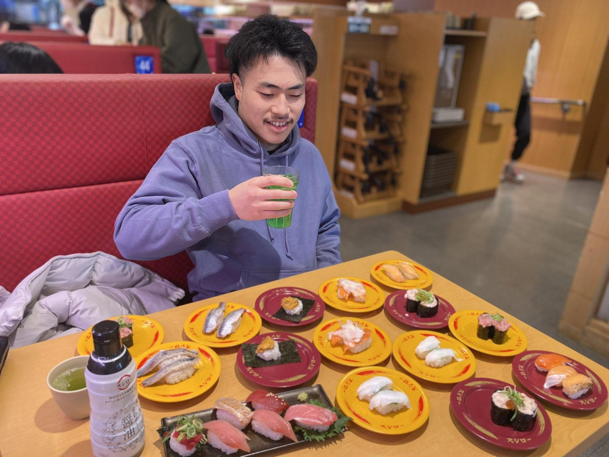 網友貼出開心享用壽司郎的照片為店家打氣。(翻攝10人ニキ【鈴木 大輔】推特)