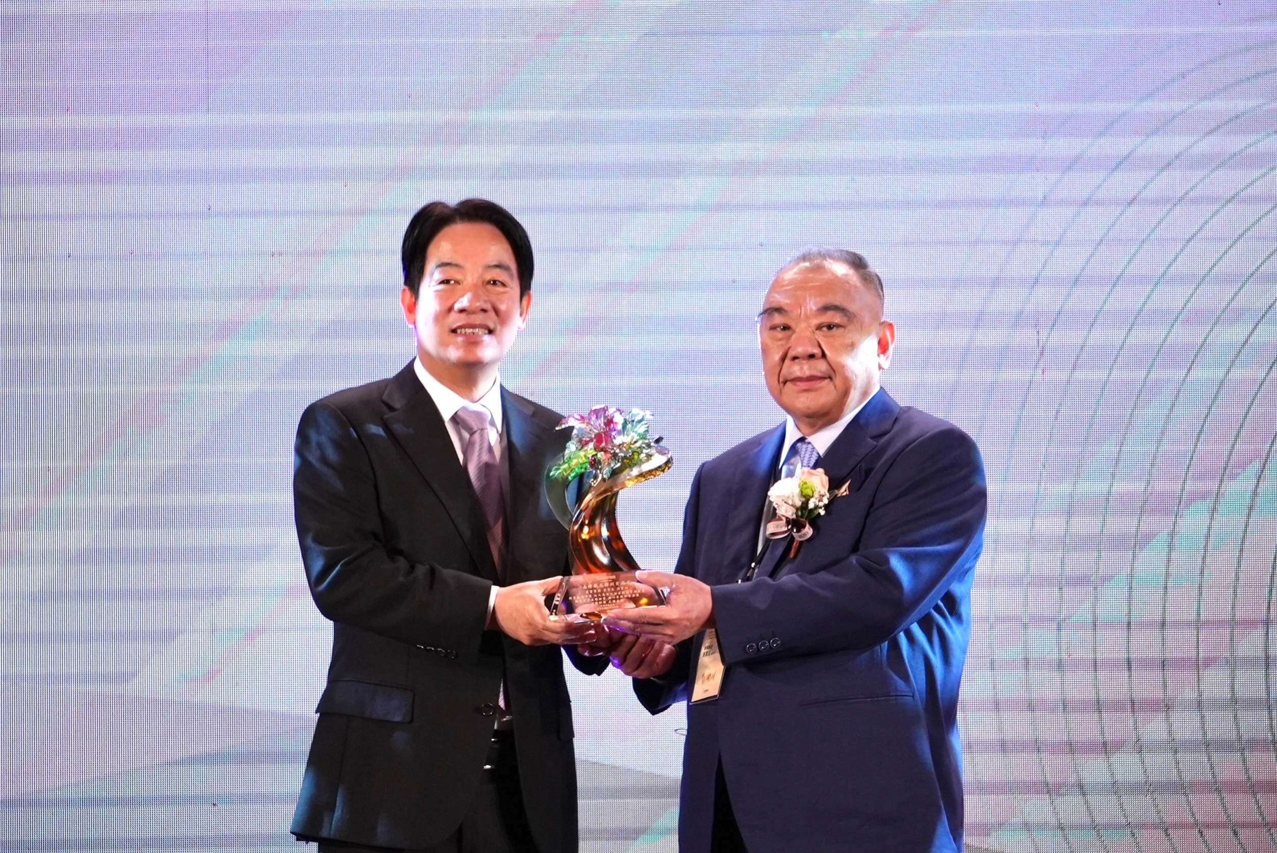 麗寶集團董事長吳寶田（右）榮獲2023台灣觀光特殊貢獻獎。（麗寶提供）