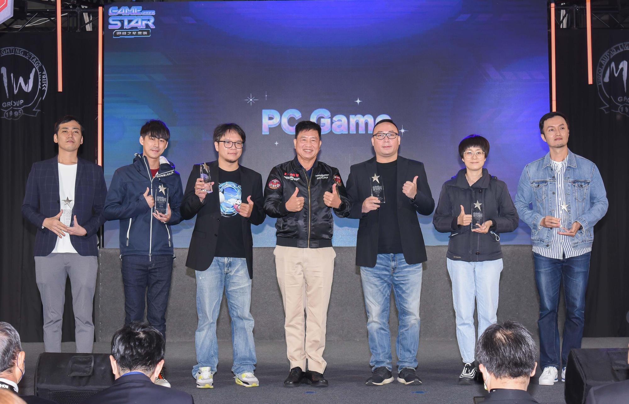 「2022 GAME STAR遊戲之星」於TGS開展日頒獎,台北市電腦公會理事長彭双浪理事長(中)與「PC遊戲」得獎者合影。(TGS提供)