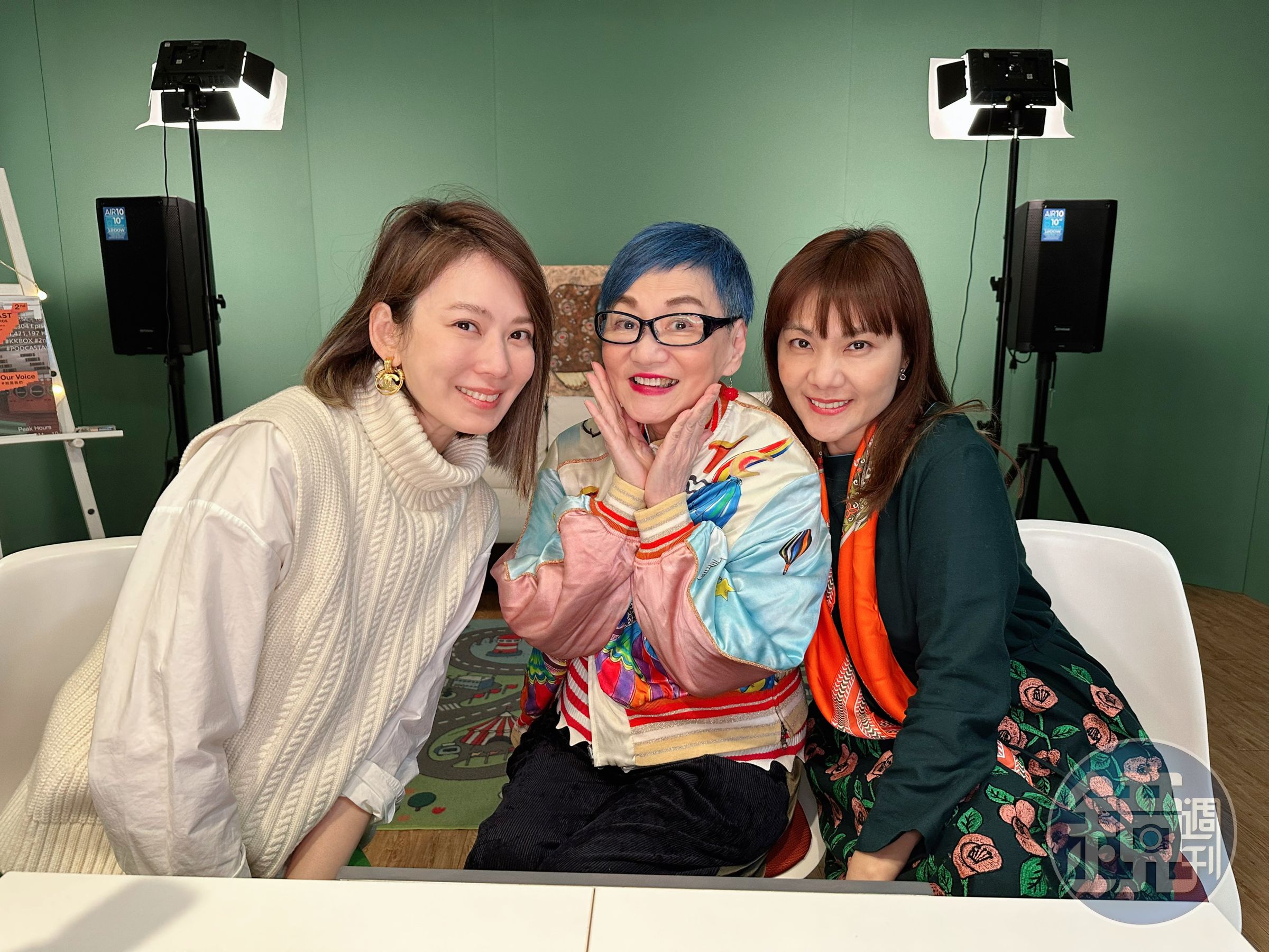 張小燕退休3年首次上節目接受Melody(左)、王貞妮(右)訪問。(新視麗娛樂提供)