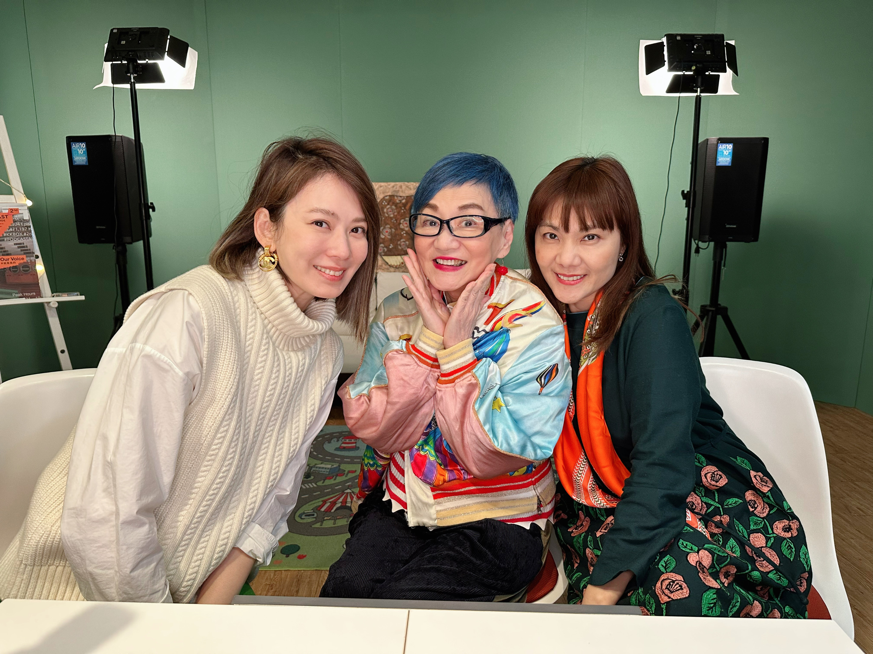 張小燕退休3年首次上節目接受Melody（左）、王貞妮（右）訪問。（新視麗娛樂提供）