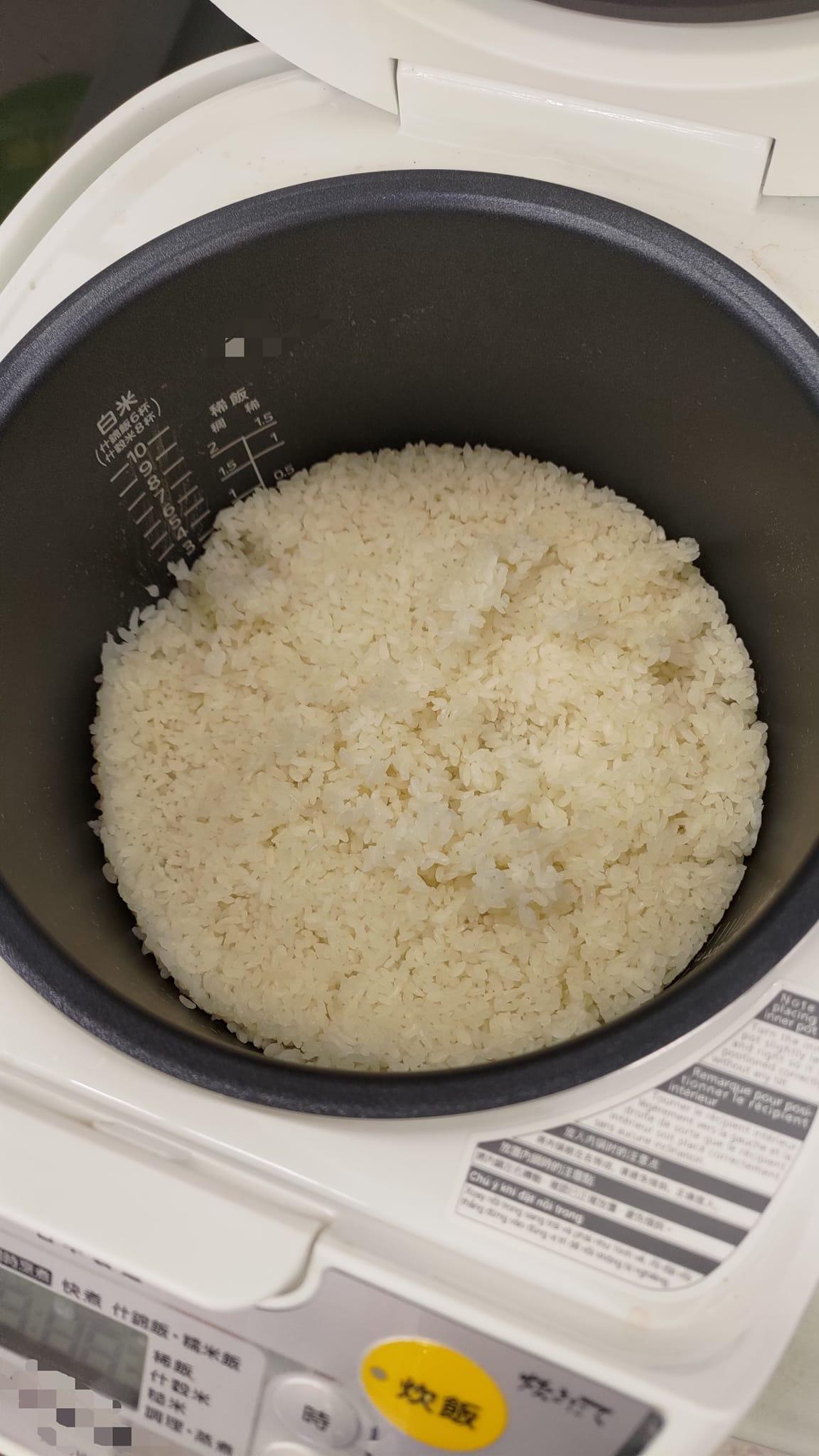 賣場員工在臉書抱怨遇到奧客扛著整鍋飯來退貨。(翻攝自爆怨公社)