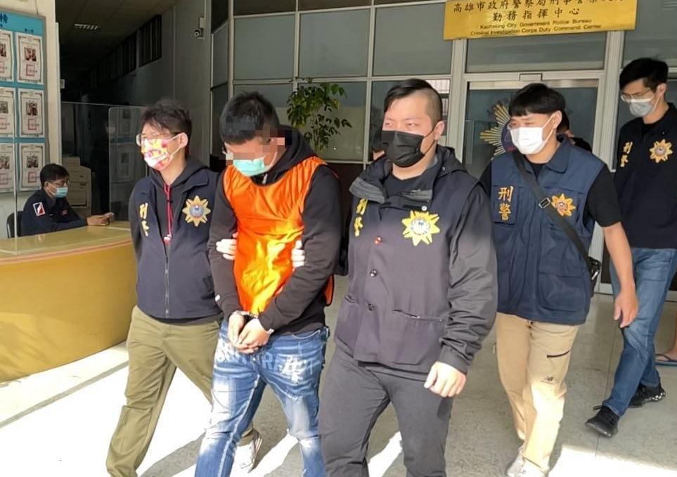 高雄警方逮捕涉嫌砸店的林男等5名男女。(翻攝畫面)