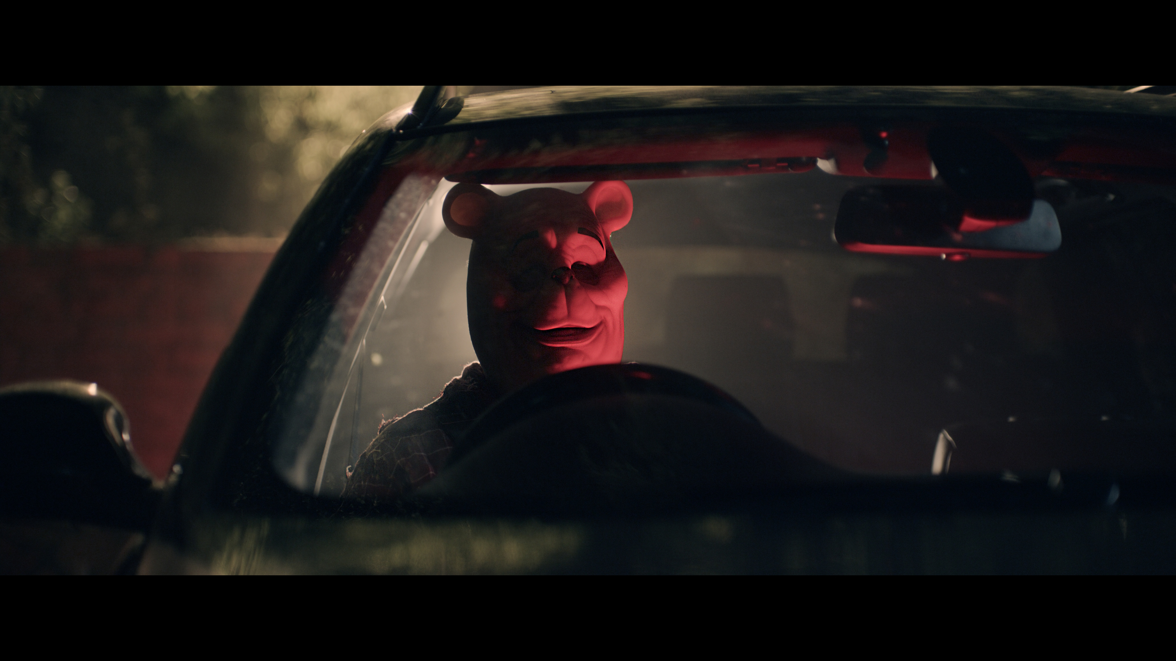 小熊維尼被人類好友遺棄在森林多年後，個性變得凶殘又嗜血。（可樂電影提供）