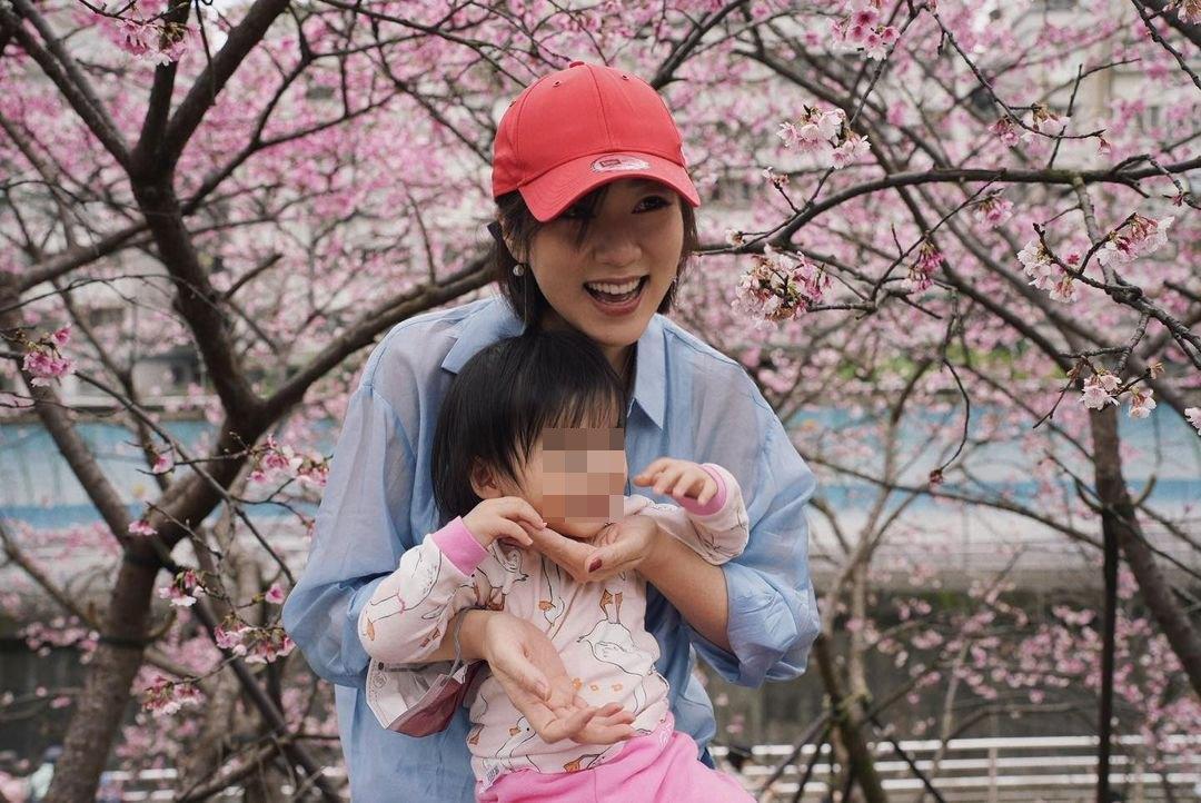 五月天怪獸的老婆阿沚帶女兒「詠詠」櫻花。(翻攝阿沚IG)