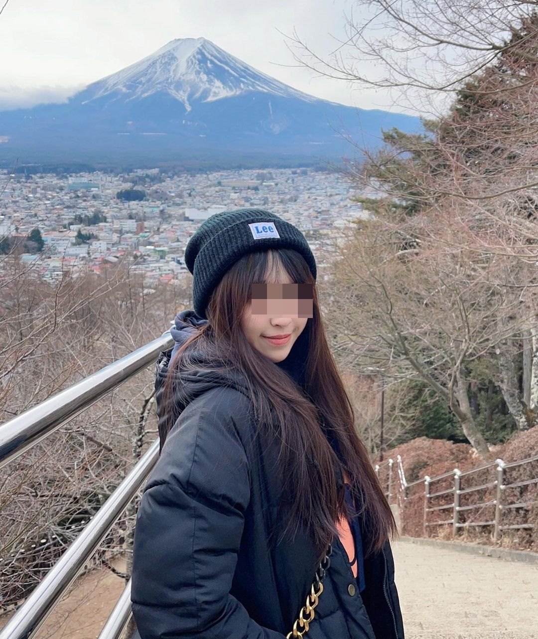 五月天冠佑的正妹女兒「小玫瑰」，在富士山前留下美照，嘆3年已過。（翻攝小玫瑰IG）