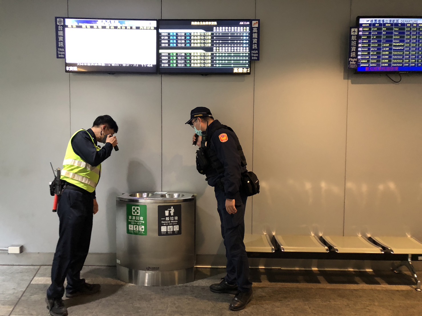 桃園捷運公司今收到恐嚇信,聲稱若瑞士訪問團來台,就要在機捷A1放置汽油彈,警方獲報後加強巡視。(桃捷公司提供)