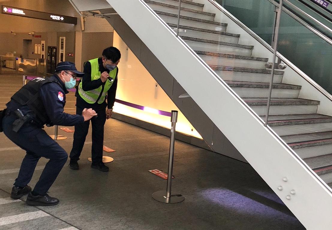 桃園捷運公司今收到恐嚇信，聲稱若瑞士訪問團來台，就要在機捷A1站放置汽油彈，警方獲報後加強巡視。（桃捷公司提供）