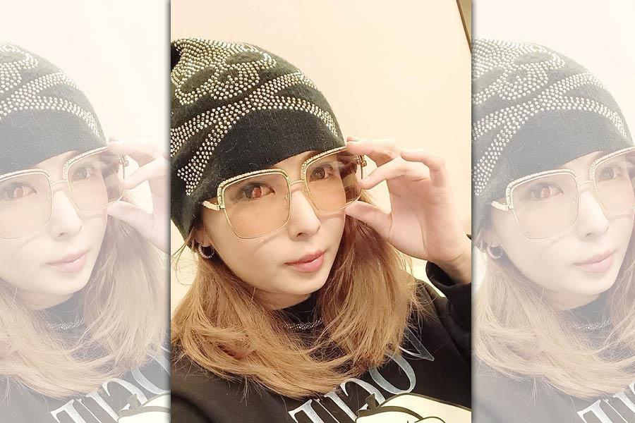 Makiyo 透露黑幫父母當年事跡,有小弟因犯錯手指斷了幾根。 (翻攝Makiyo臉書)