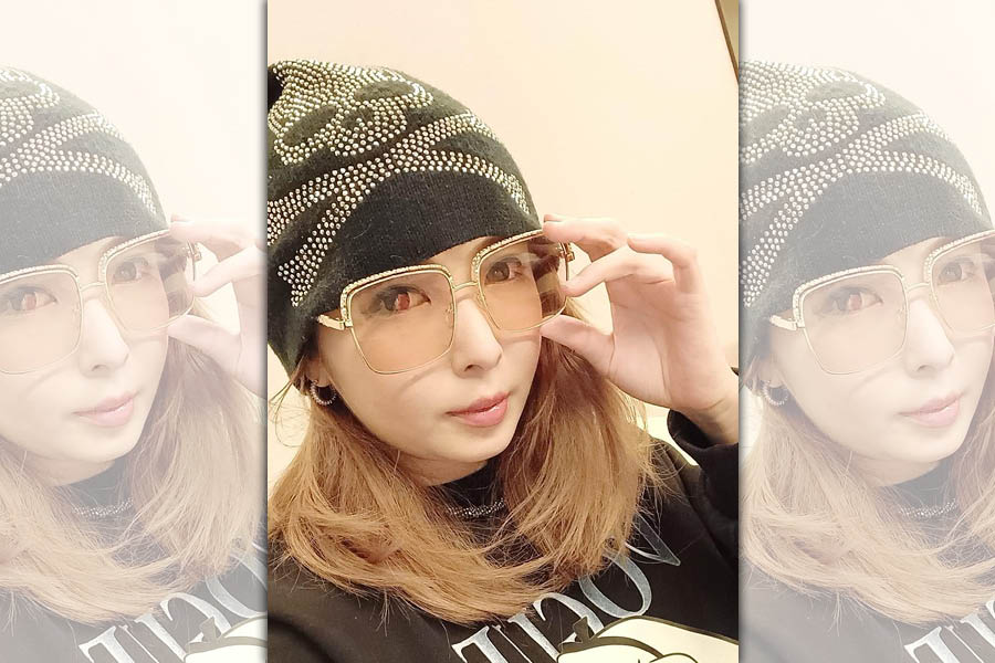 Makiyo 透露黑幫父母當年事跡，有小弟因犯錯手指斷了幾根。  （翻攝Makiyo臉書）