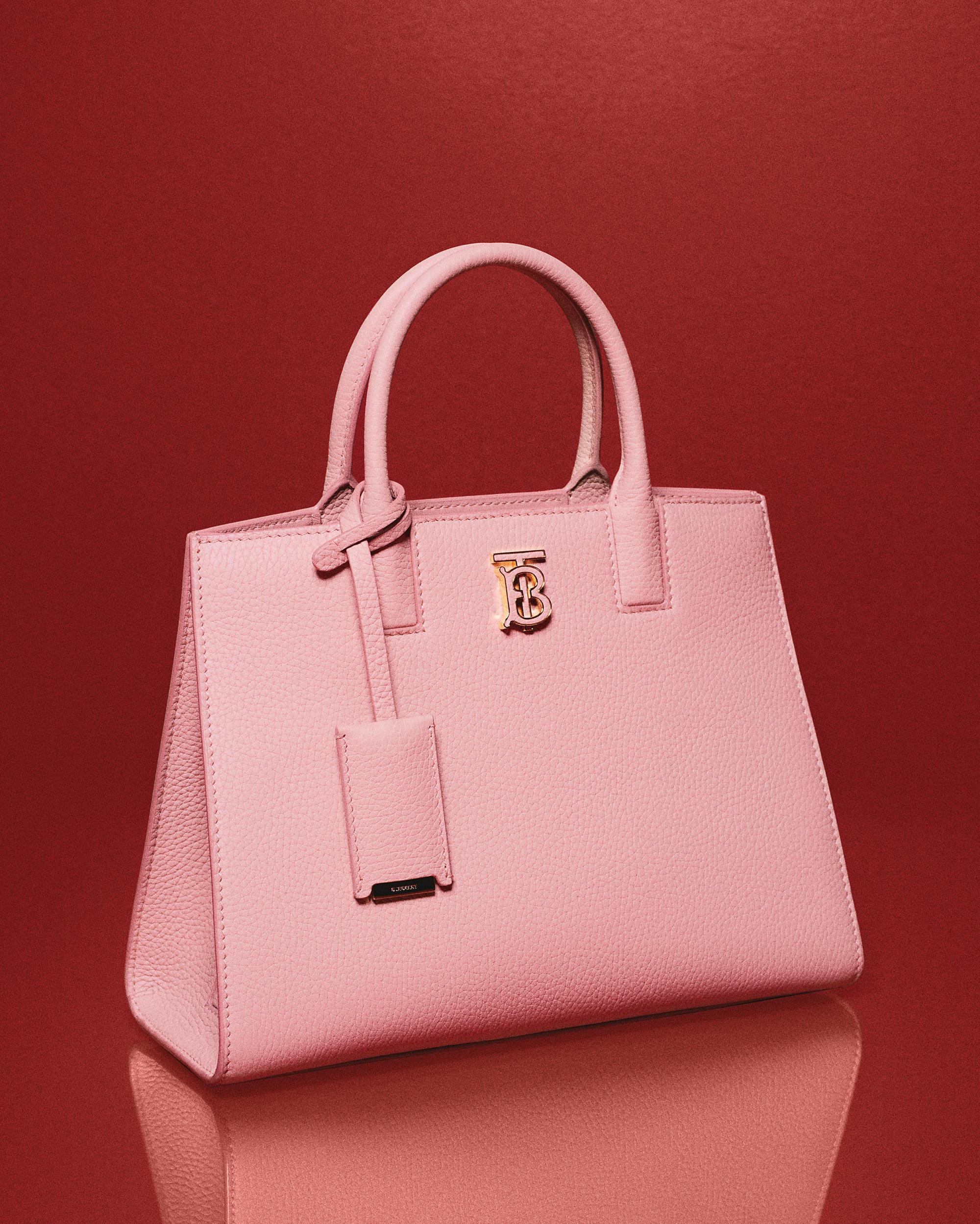 暗粉紅色粒面皮革迷你Frances包。NT$85,000(BURBERRY提供)