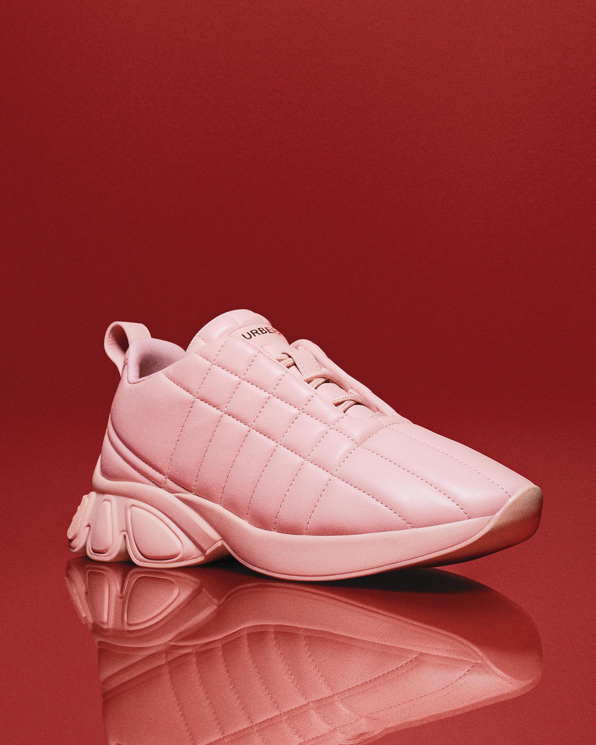 黯淡粉紅色絎縫皮革Classic運動鞋。 NT$30,500(BURBERRY提供)