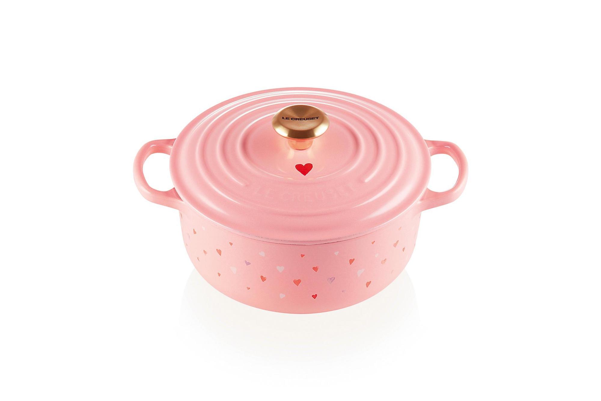 甜心系列全新雪紡粉典藏圓鐵鍋20cm(淡金頭)。NT$13,000(LE CREUSET提供)