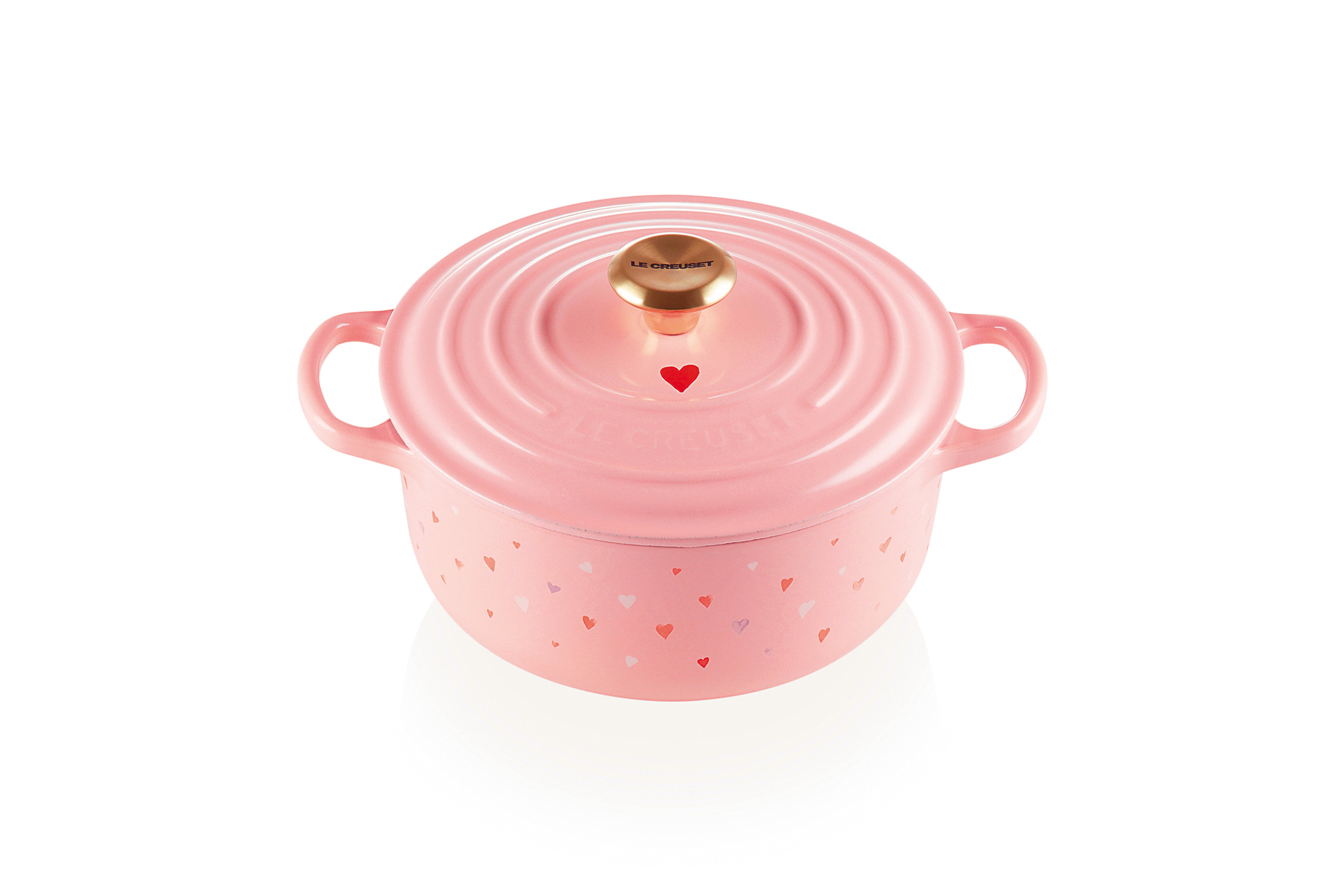 甜心系列全新雪紡粉典藏圓鐵鍋20cm(淡金頭)。NT$13,000(LE CREUSET提供)