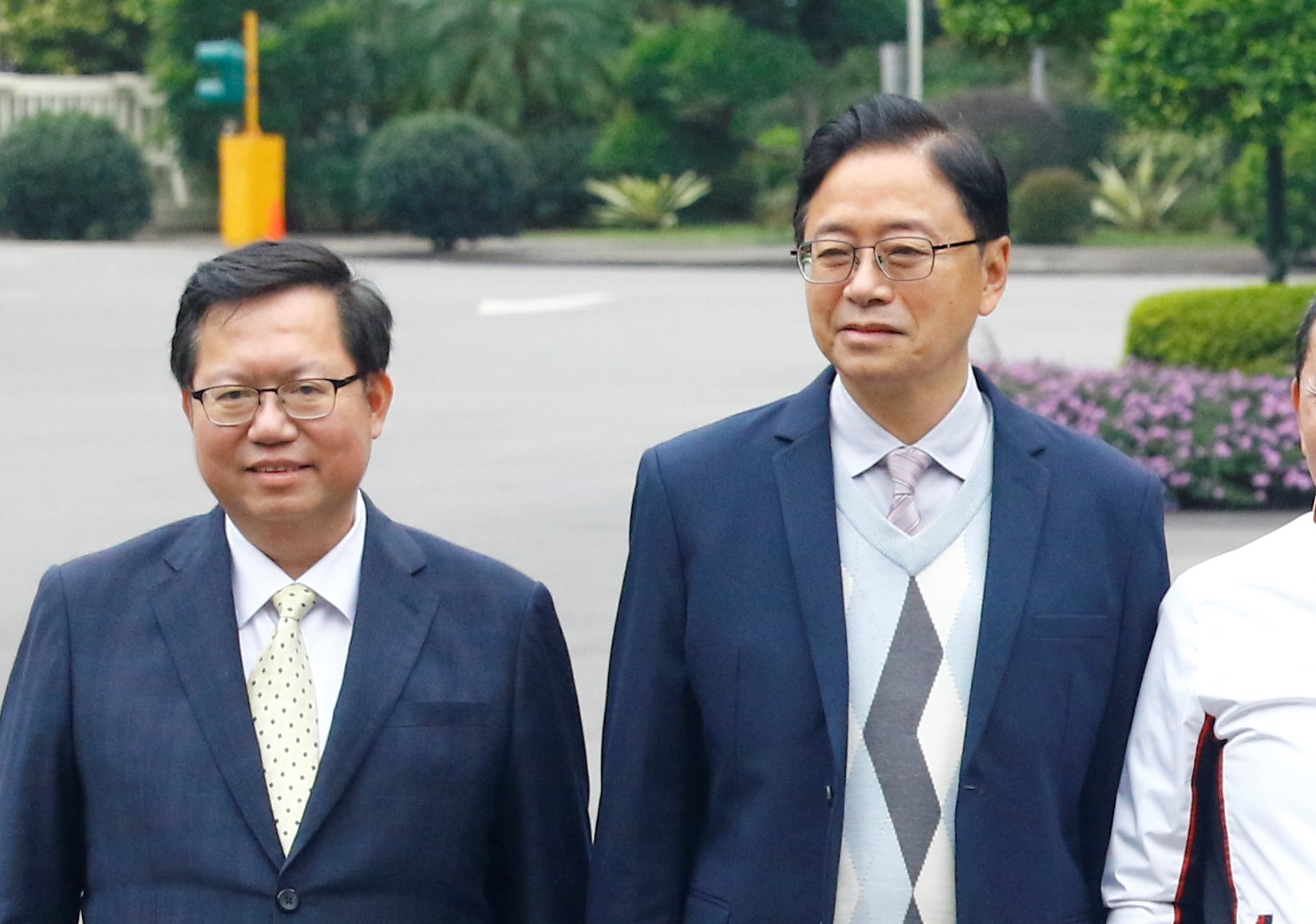 張善政（右）昨出席行政院會提出3議題，認為獲得院長非常正面的回應，鄭文燦（左）也在會後針對桃園捷運規畫給他意見。