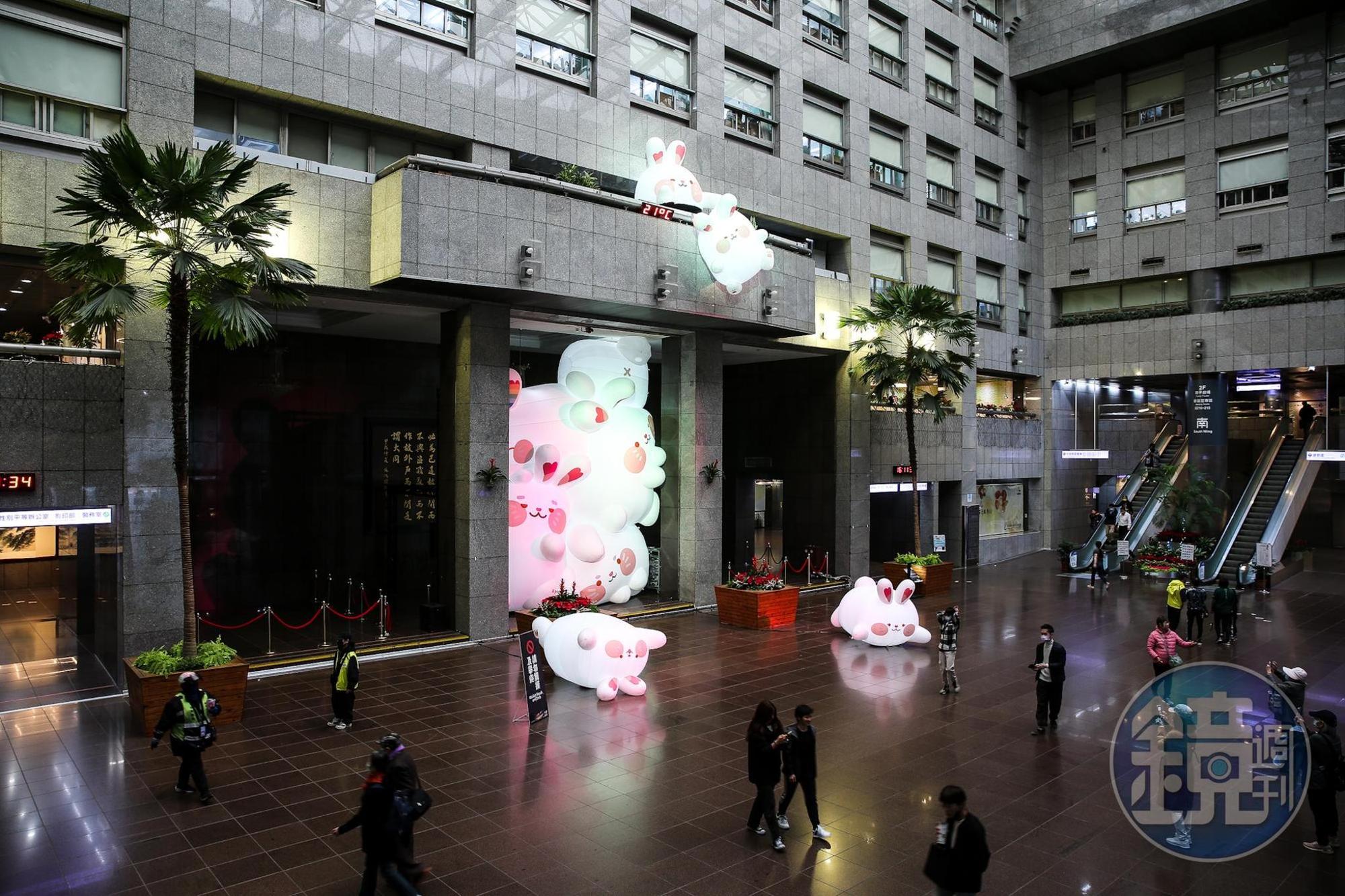 台北市政府內的裝置藝術「兔兔餐包」，遠看超壯觀。