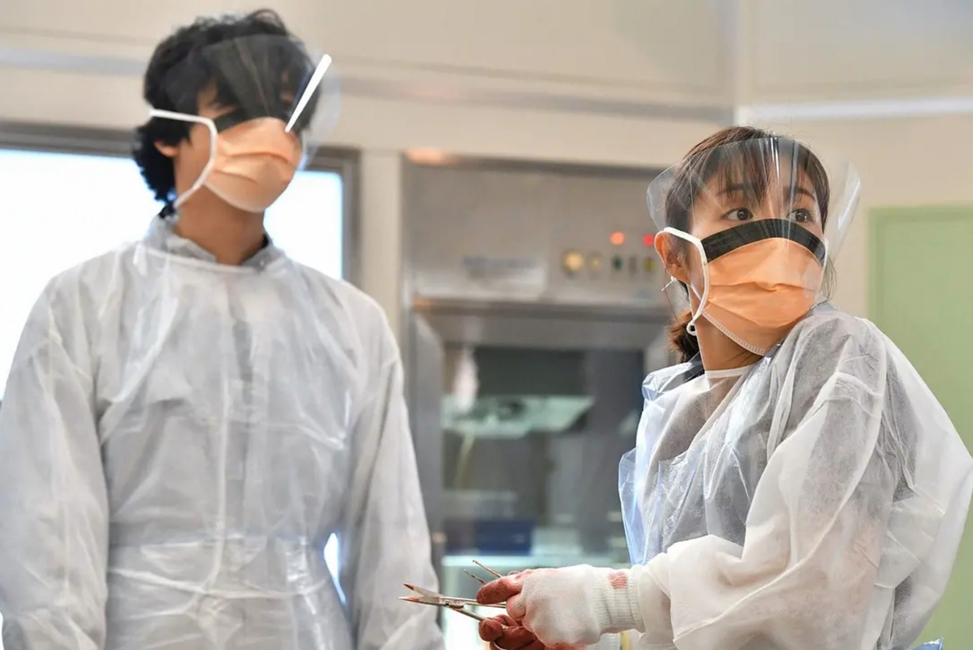 由石原聰美(右)和井浦新(左)主演的《法醫女王》 備受肯定,野木亞紀子也獲頒多項編劇獎。(翻攝自ent.sina.com.cn)