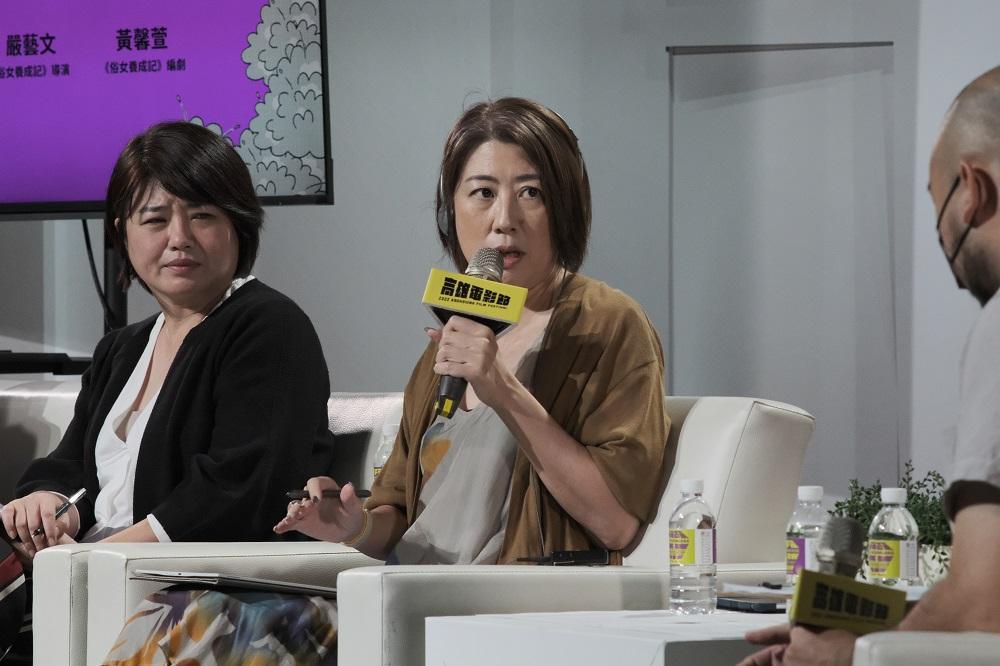 野木亞紀子(中)與本地影迷分享創作心法,左為《俗女養成記》系列導演嚴藝文。(高雄電影節提供)