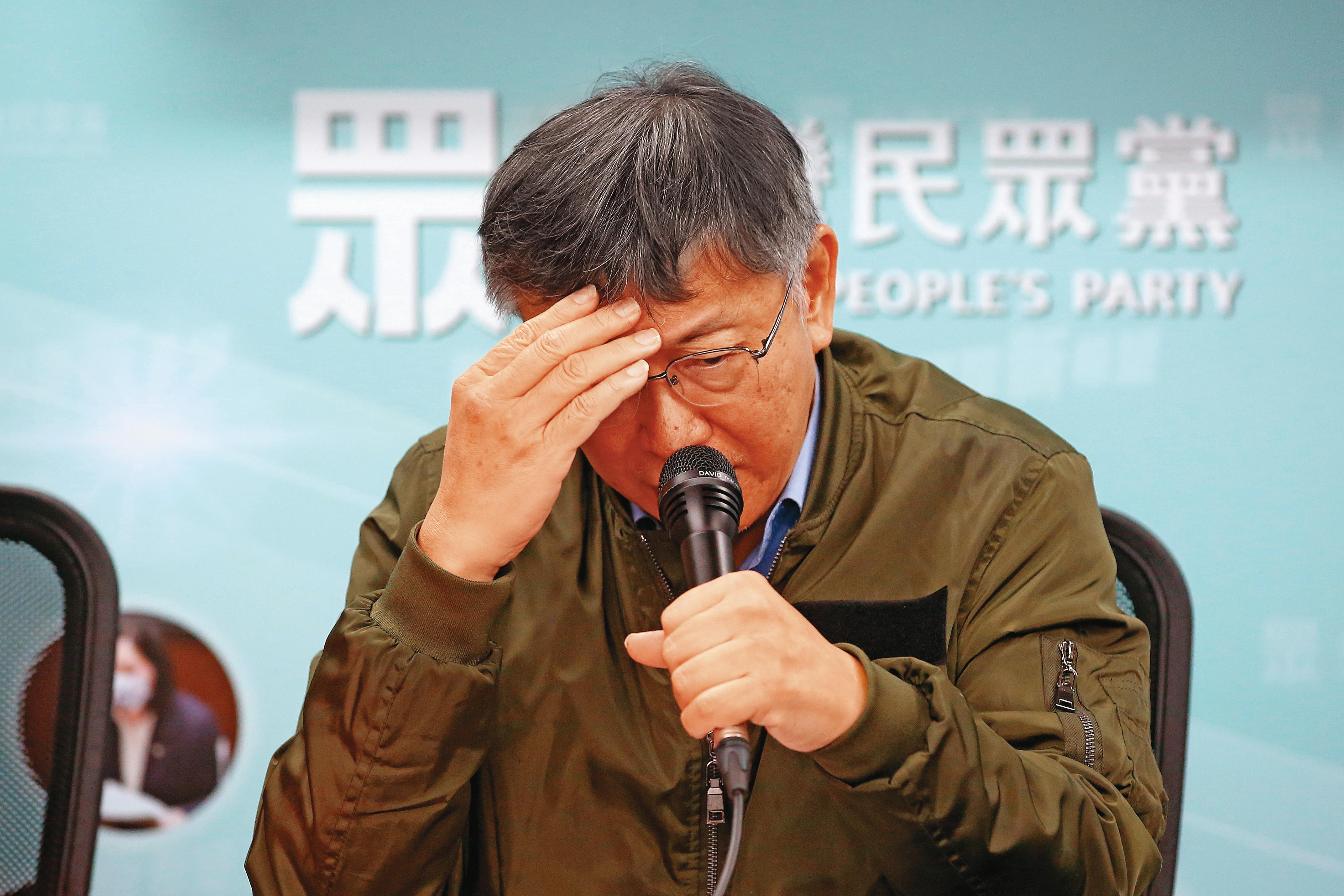 柯文哲卸任市長後專心備戰2024，面對藍綠夾殺，他拋出「孢子理論」應戰藍綠，但如何重整黨務成他最大難題。