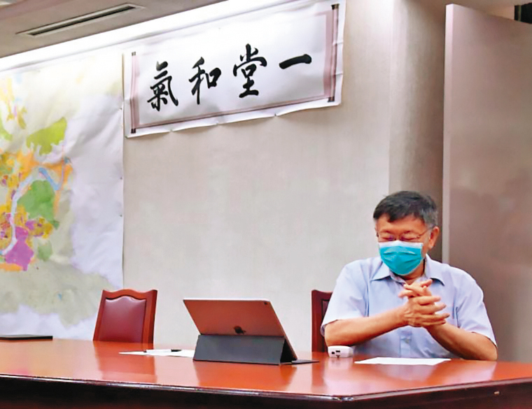 柯下令將在北市府建立的晨會制度全套搬進民眾黨部及黨團，要求幹部及幕僚天天開晨會。圖為柯在北市府晨會畫面。（翻攝柯文哲臉書）