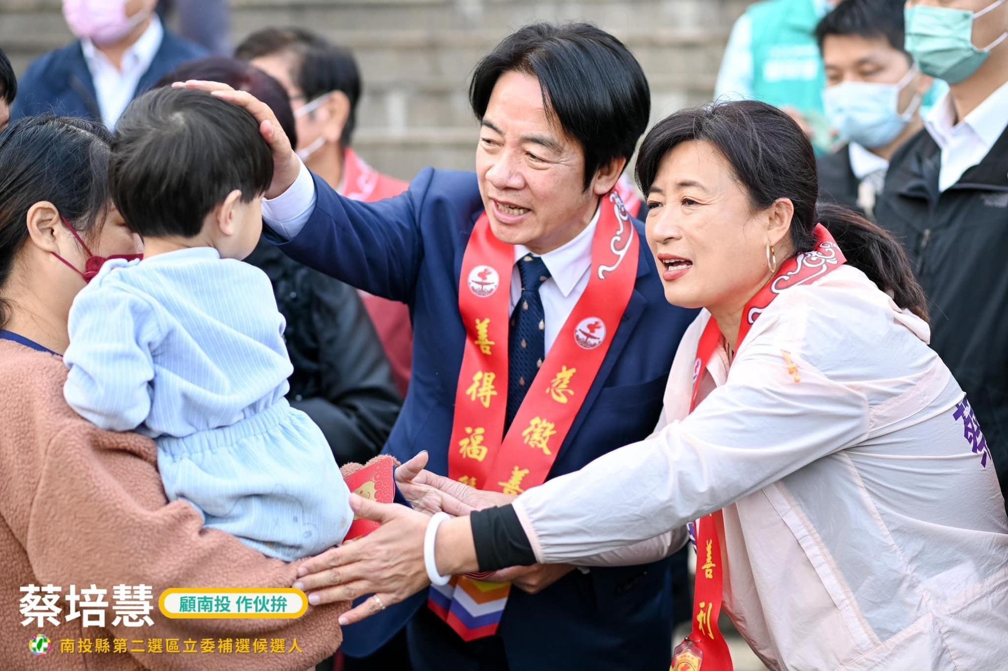 賴清德農曆新年期間就曾來幫蔡培慧助選,如今動員黨中央組成「陪慧團」,力拚贏得立委補選。(翻攝自蔡培慧臉書)