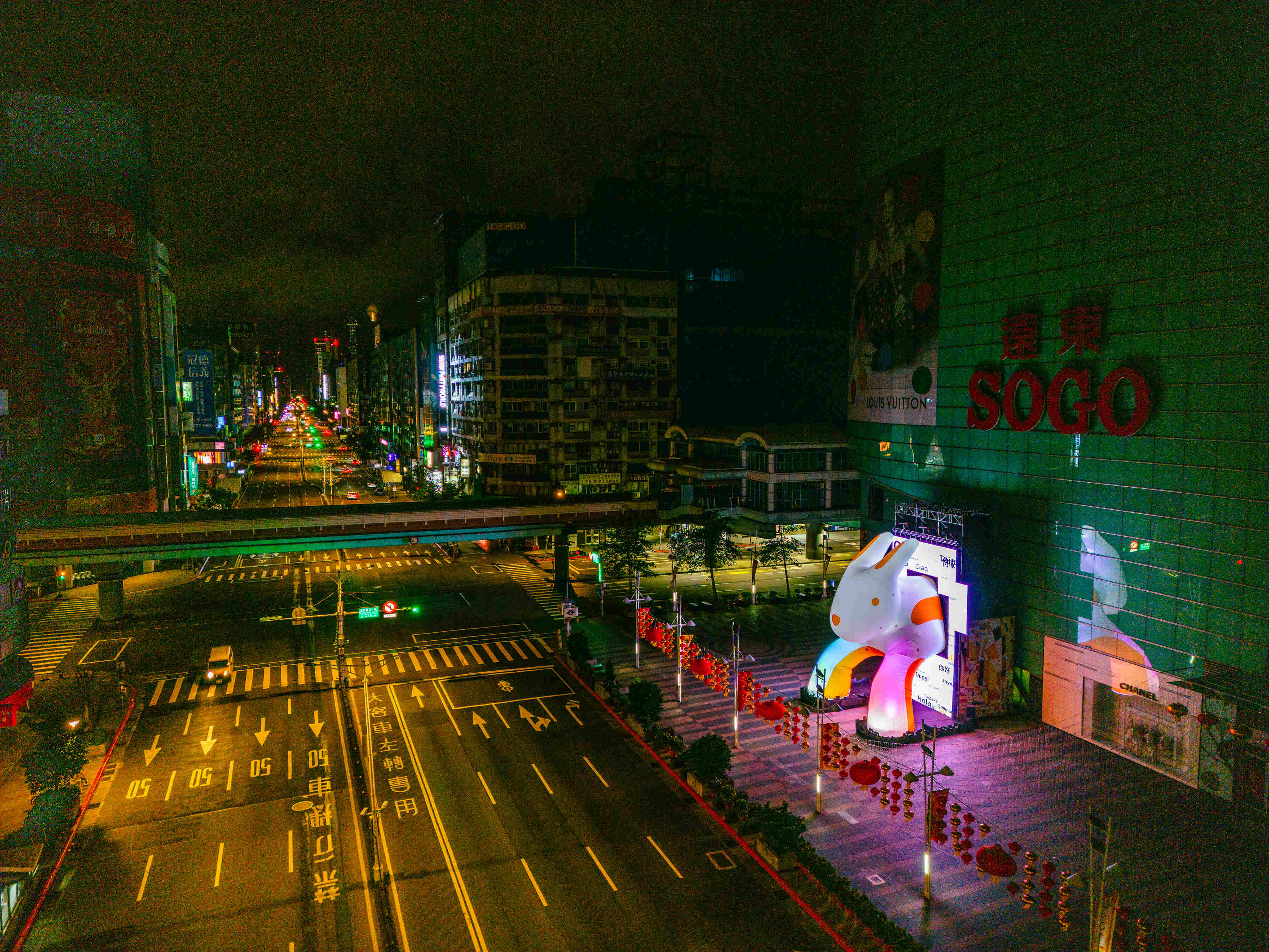 作品「兔子洞」設在忠孝復興的台北捷運出口。（2023台灣燈會在台北提供）