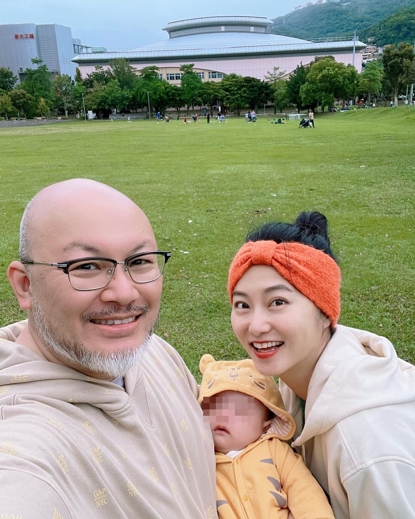 趙小僑與劉亮佐育有典典寶寶，兩人親帶，陪伴女兒長大。（翻攝自趙小僑臉書）