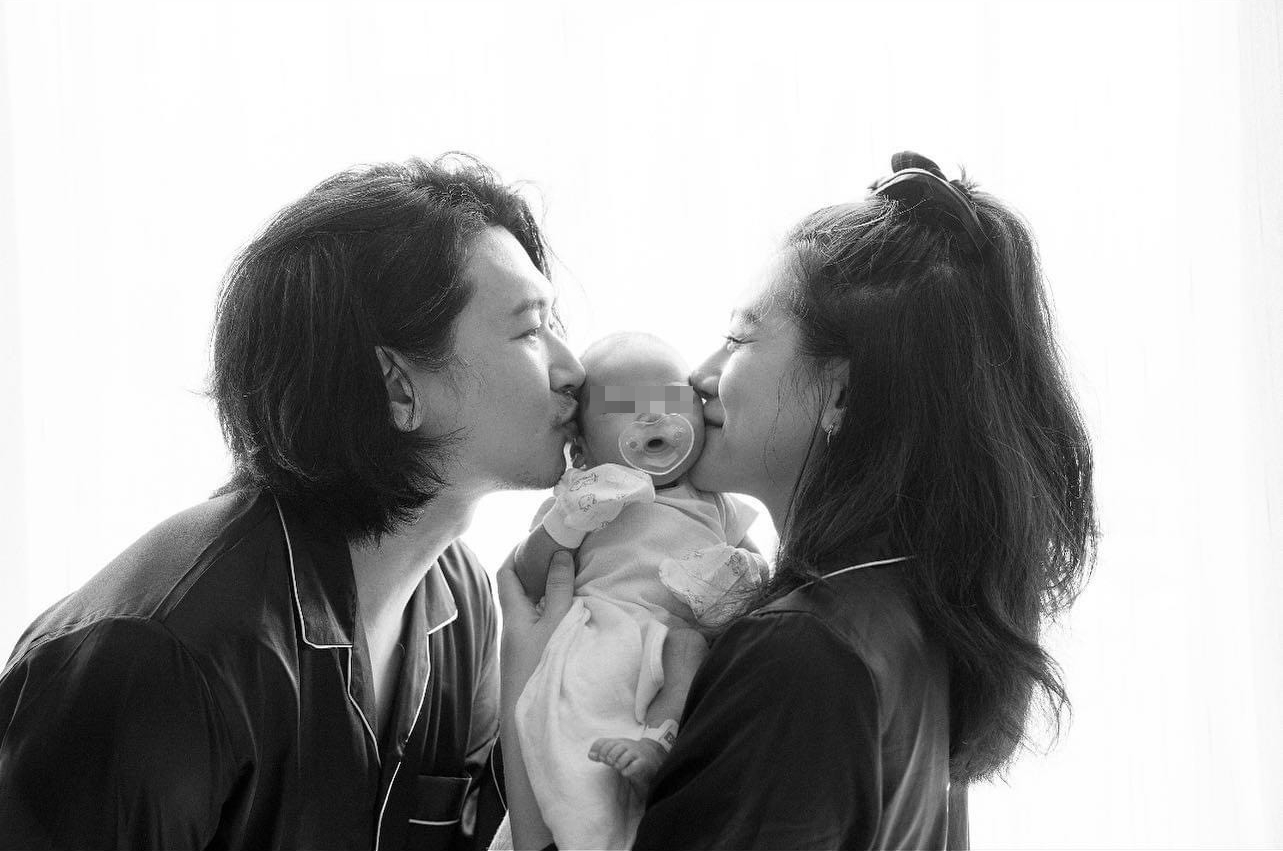 小蠻與邵翔為了抱兒子，就算手麻也甘之如飴。（翻攝自小蠻臉書）