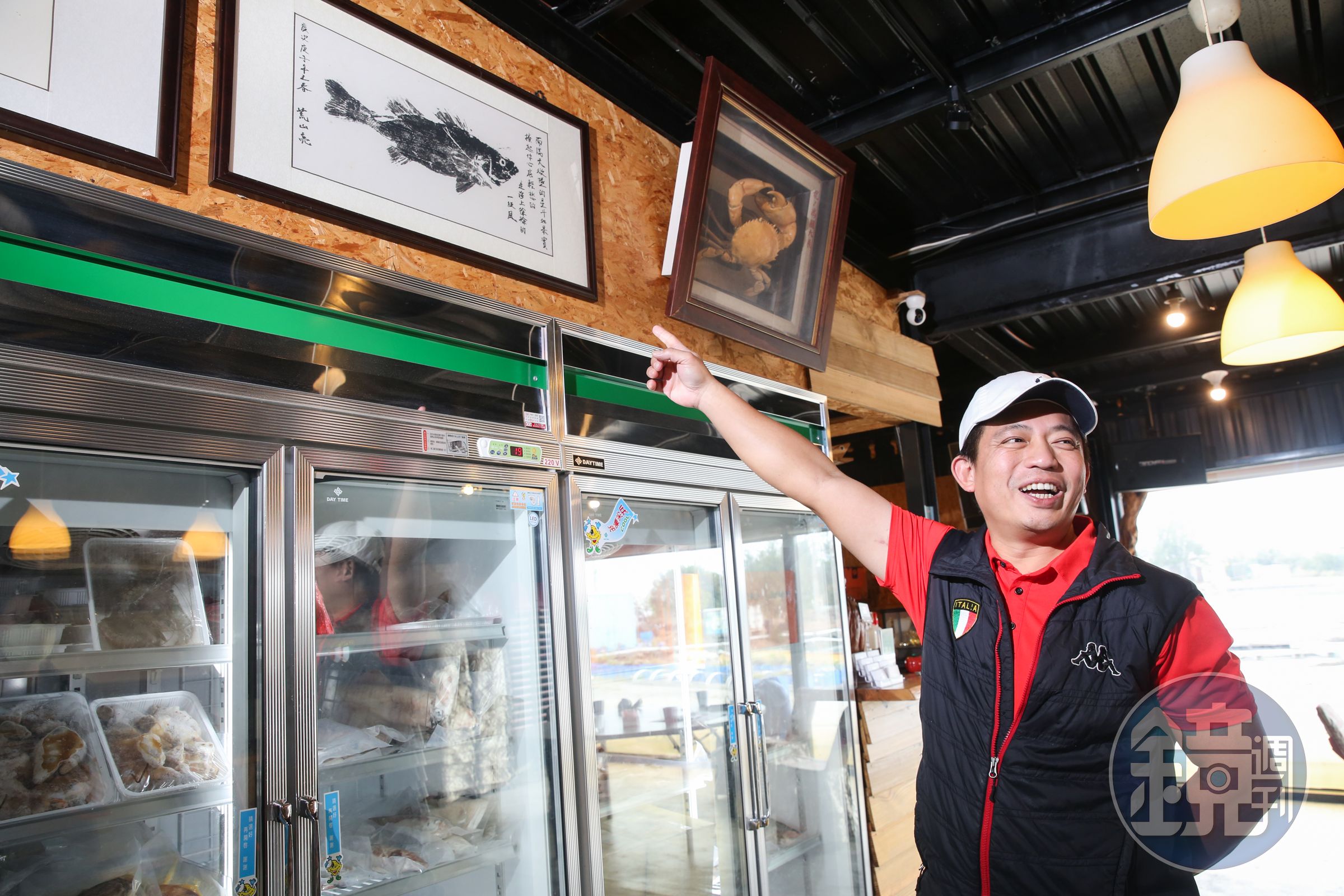 遊客可預約體驗將墨汁塗在魚身、拓印在宣紙的「魚拓」DIY,圖為台語歌王荒山亮的魚拓作品。