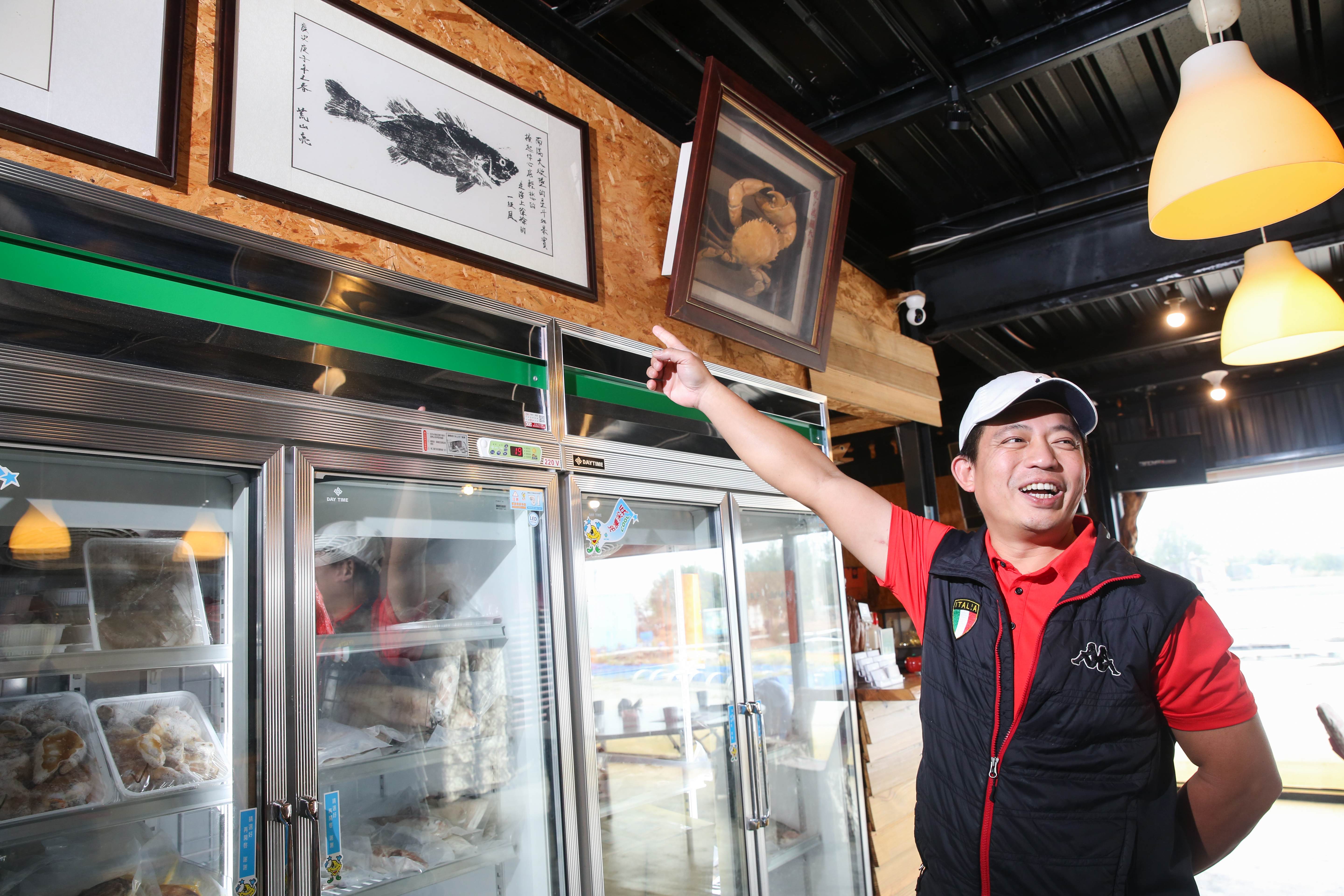 遊客可預約體驗將墨汁塗在魚身、拓印在宣紙的「魚拓」DIY，圖為台語歌王荒山亮的魚拓作品。