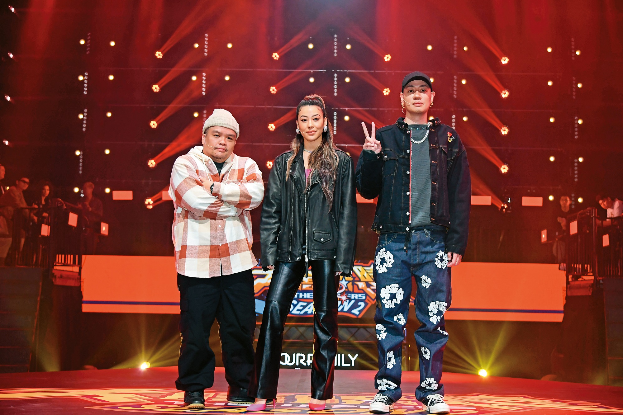迪拉胖(左起)、蔡詩芸與陳星翰3位評審,每集為節目把關投票,也承受批評壓力。(《大嘻哈時代》提供)