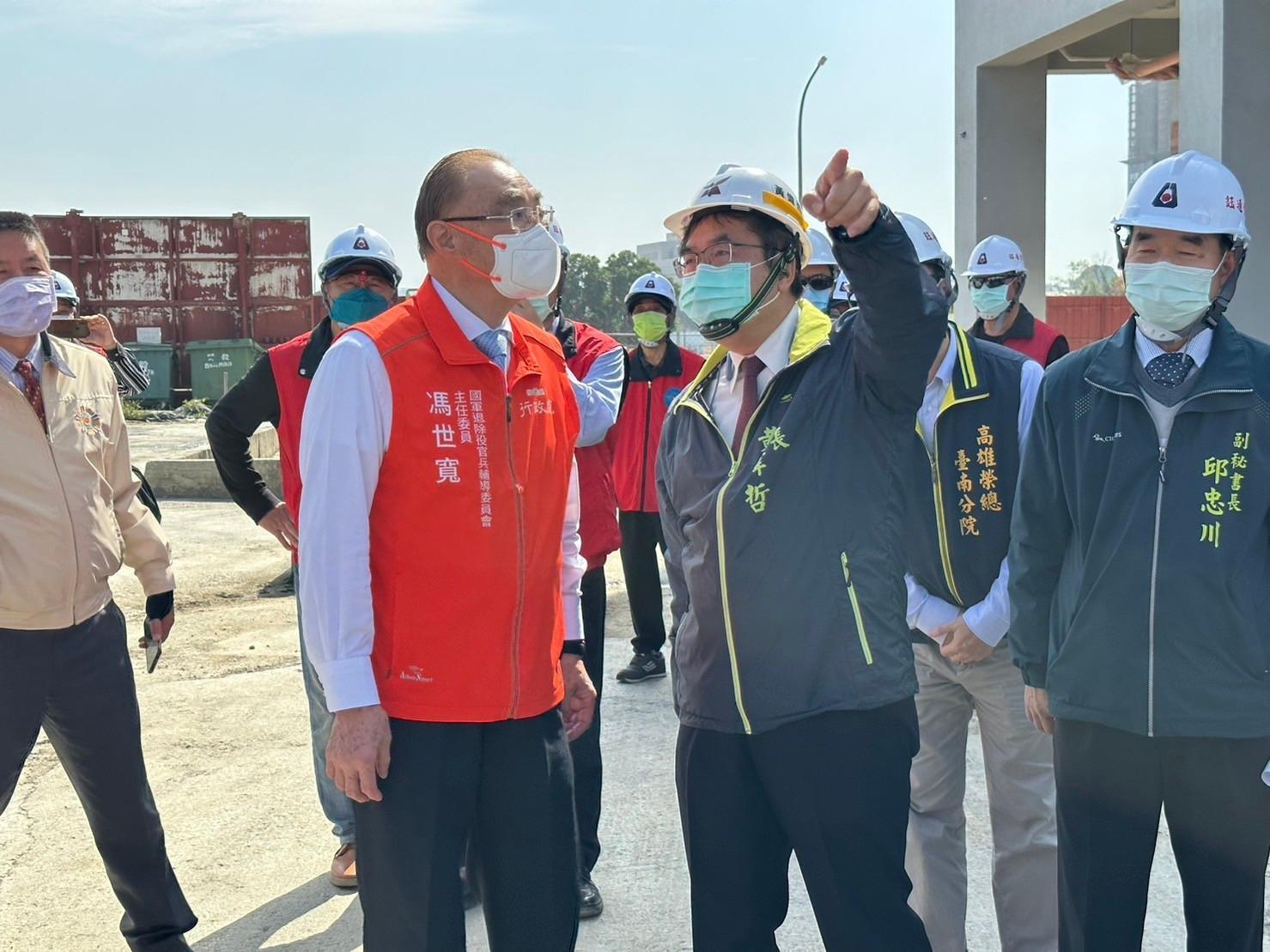 南市榮家新建工程達8成,退輔會主委馮世寬視察工地給予市府肯定。(台南市府提供)