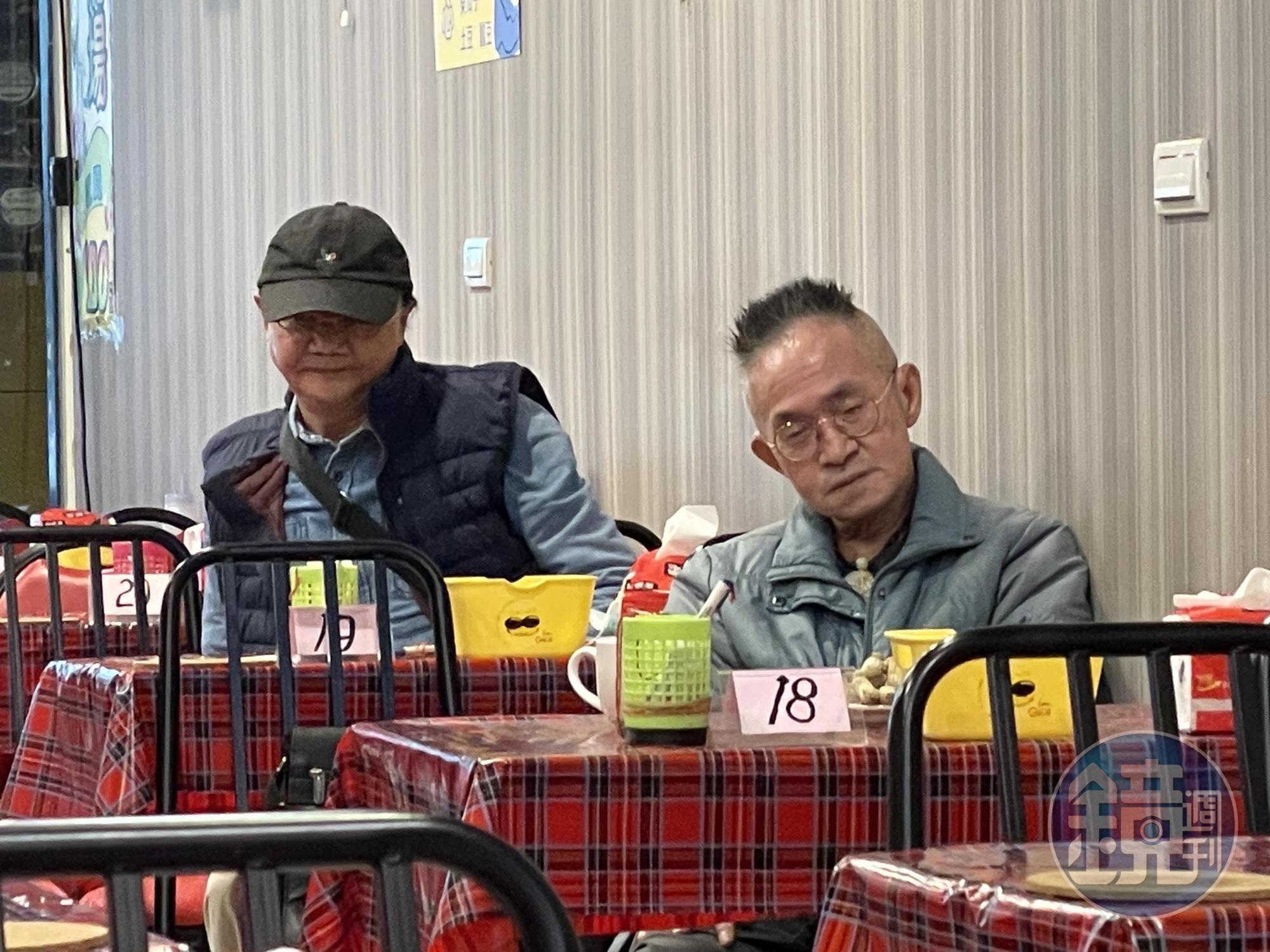 等歌的時間,客人們會在台下聊天、欣賞其他人的歌藝,也有人自己準備書報來閱讀。