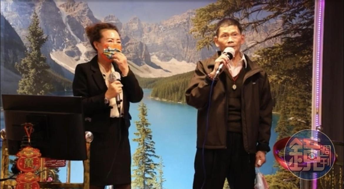 有些歌曲一個人只能唱出個寂寞?沒事,也可以邀請服務生一起合唱。