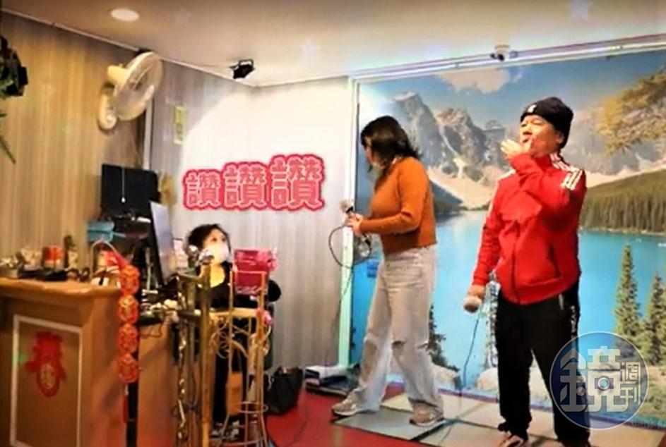 舞台旁就是音控區,隨時能接收到老闆的真誠鼓勵與回應。