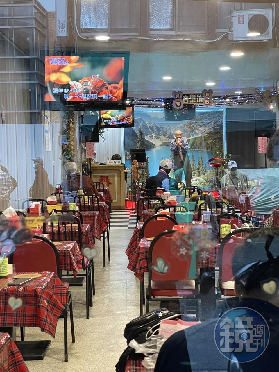 經過就可以透過乾淨明亮的落地窗看到裡面的熱鬧氛圍。