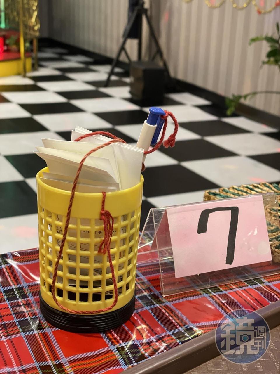 把桌號,以及想要的歌名、編號寫在小紙條點歌就完成囉。