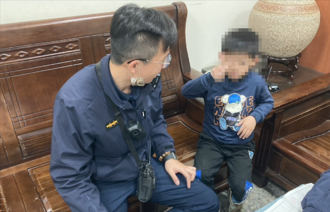 草屯分局草屯派出所協助5歲江姓男童找到家人。(翻攝南投縣政府警察局草屯分局臉書)