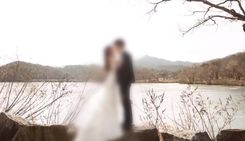 南韓一對YouTuber情侶檔原本論及婚嫁，女方因發現未婚夫是偷拍慣犯而婚禮告吹。（翻攝Youtube頻道「궁금한 Y」）