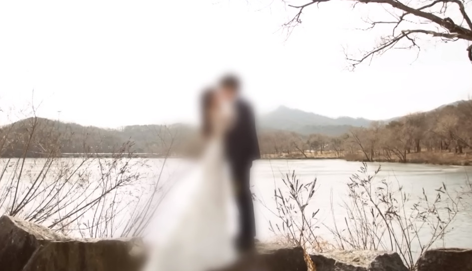 南韓一對YouTuber情侶檔原本論及婚嫁，女方因發現未婚夫是偷拍慣犯而婚禮告吹。（翻攝Youtube頻道「궁금한 Y」）