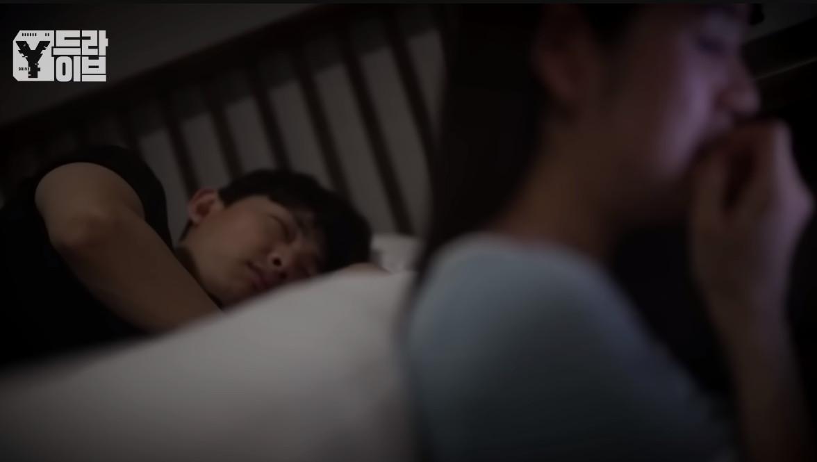 女方透露當下發現未婚夫手機內存有多名被害女子偷拍私密片，嚇到手顫抖。（翻攝Youtube頻道「궁금한 Y」，圖為節目示意圖）