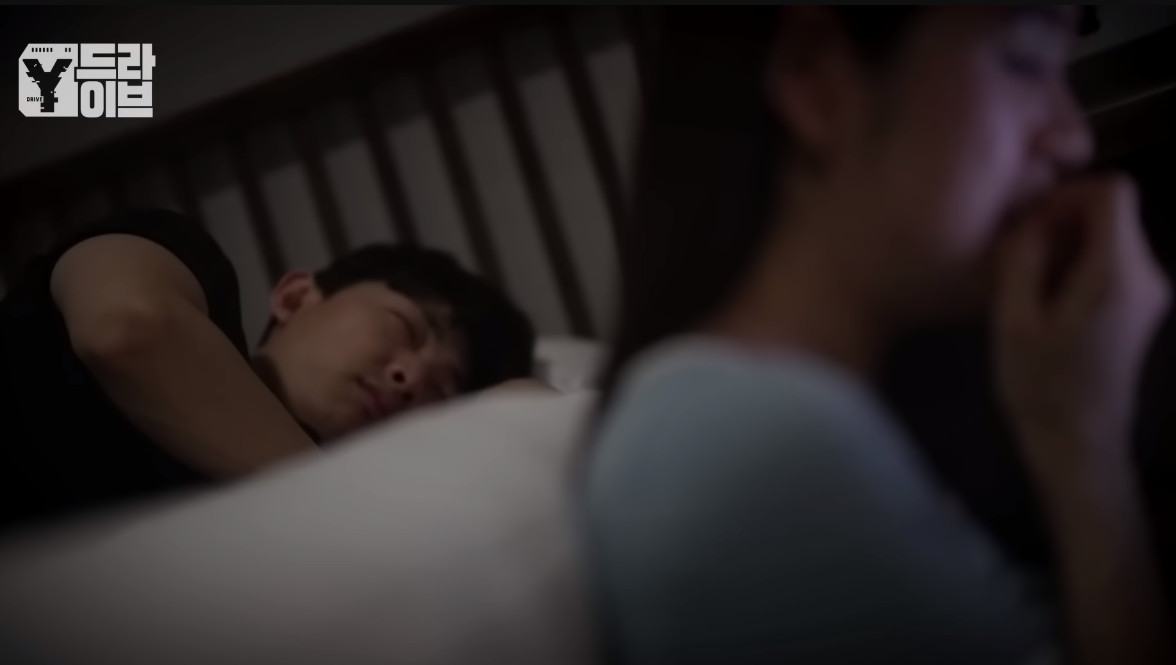 女方透露當下發現未婚夫手機內存有多名被害女子偷拍私密片,嚇到手顫抖。(翻攝Youtube頻道「궁금한 Y」,圖為節目示意圖)