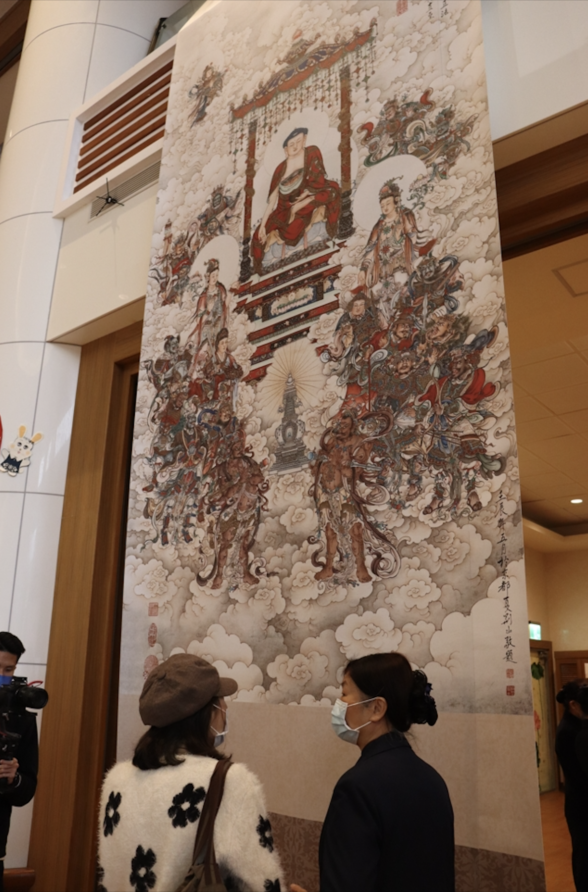 開幕記者會現場展開夏荊山大師巨幅名畫-世界最大的一幅關公神作:〈伽藍尊者〉,進行開展儀式。(慈濟基金會提供)