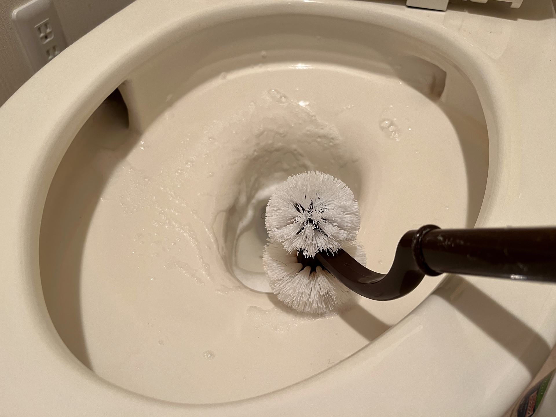 超商店員不滿奧客天天上門使用廁所，卻亂噴屎尿，讓他們怨氣滿滿的清理廁所。（示意圖，photoAC）