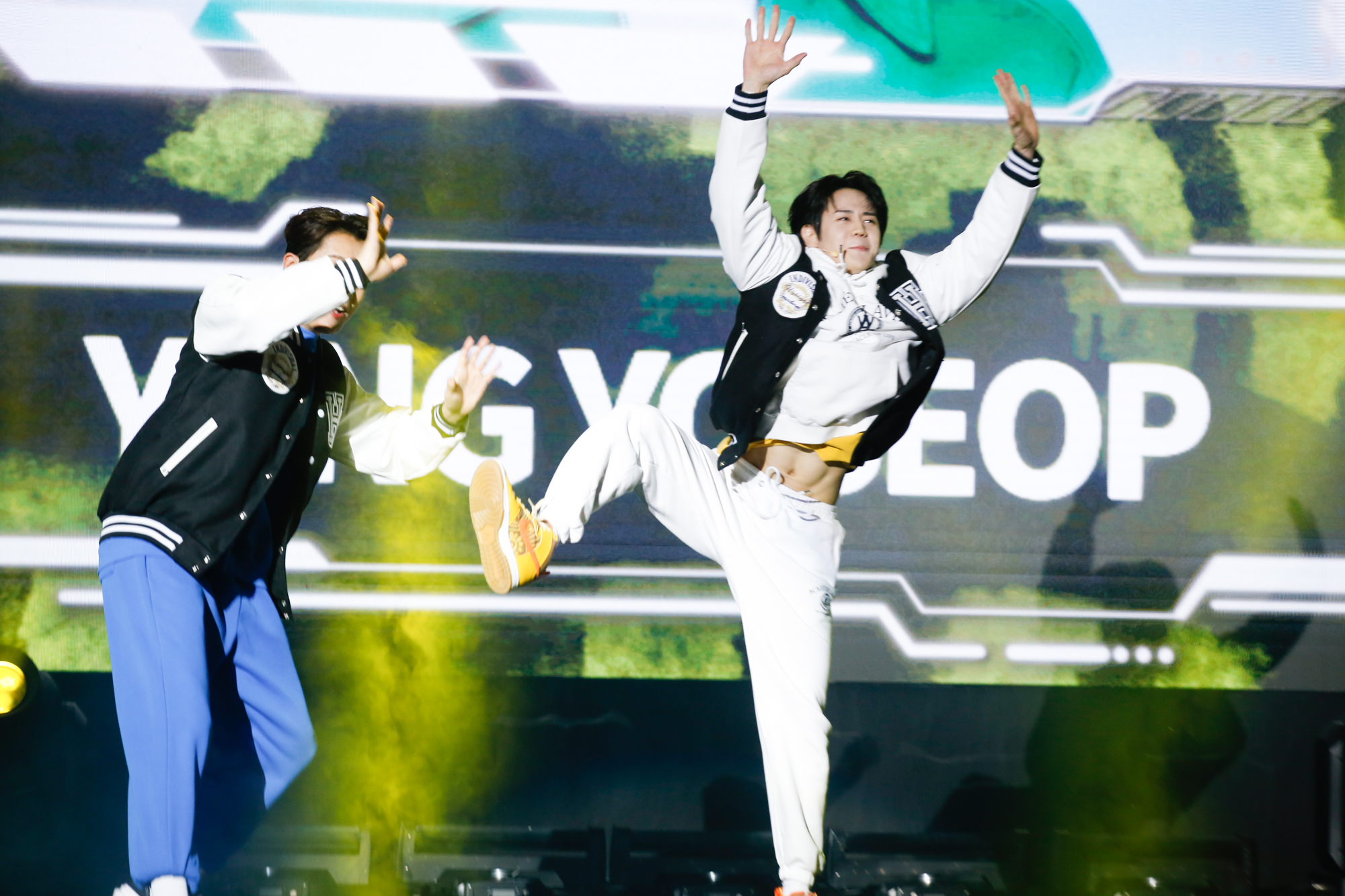 梁耀燮出場翻跟斗，開心到露出腹肌。