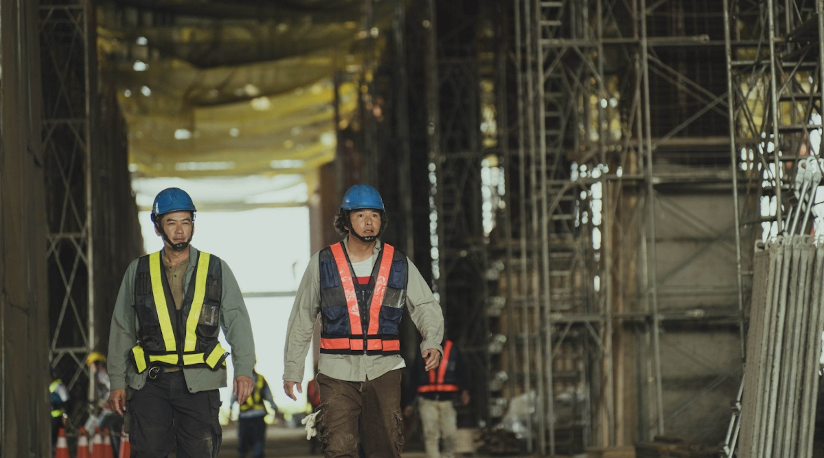 李銘順與柯叔元再度以兄弟檔登場，這次戲裡的工地規模也更大。（大慕影藝、華映娛樂提供）