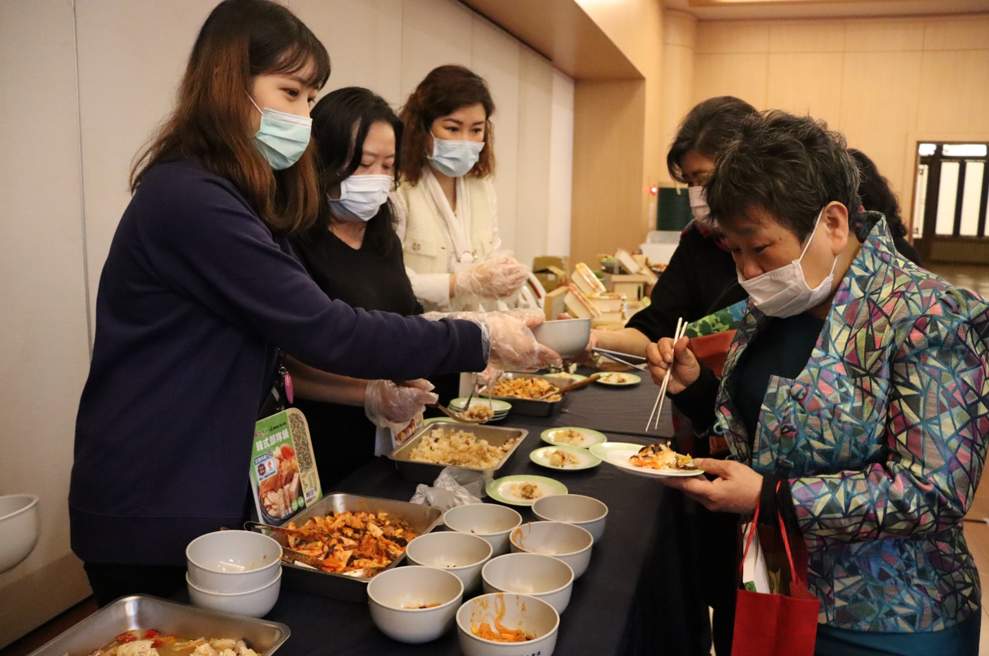 現場品嘗將發售的素食共善商品。(慈濟基金會提供)