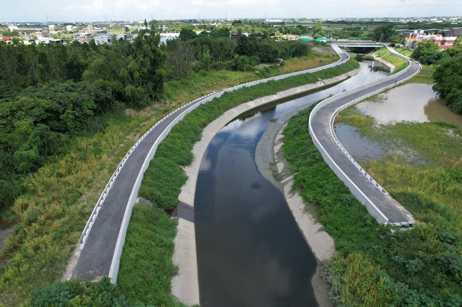 「龜子港排水護岸治理工程」於去年奪下「國家卓越建設獎」優質獎，可有效減輕柳營區及六甲區淹水風險。（台南市政府水利局提供）