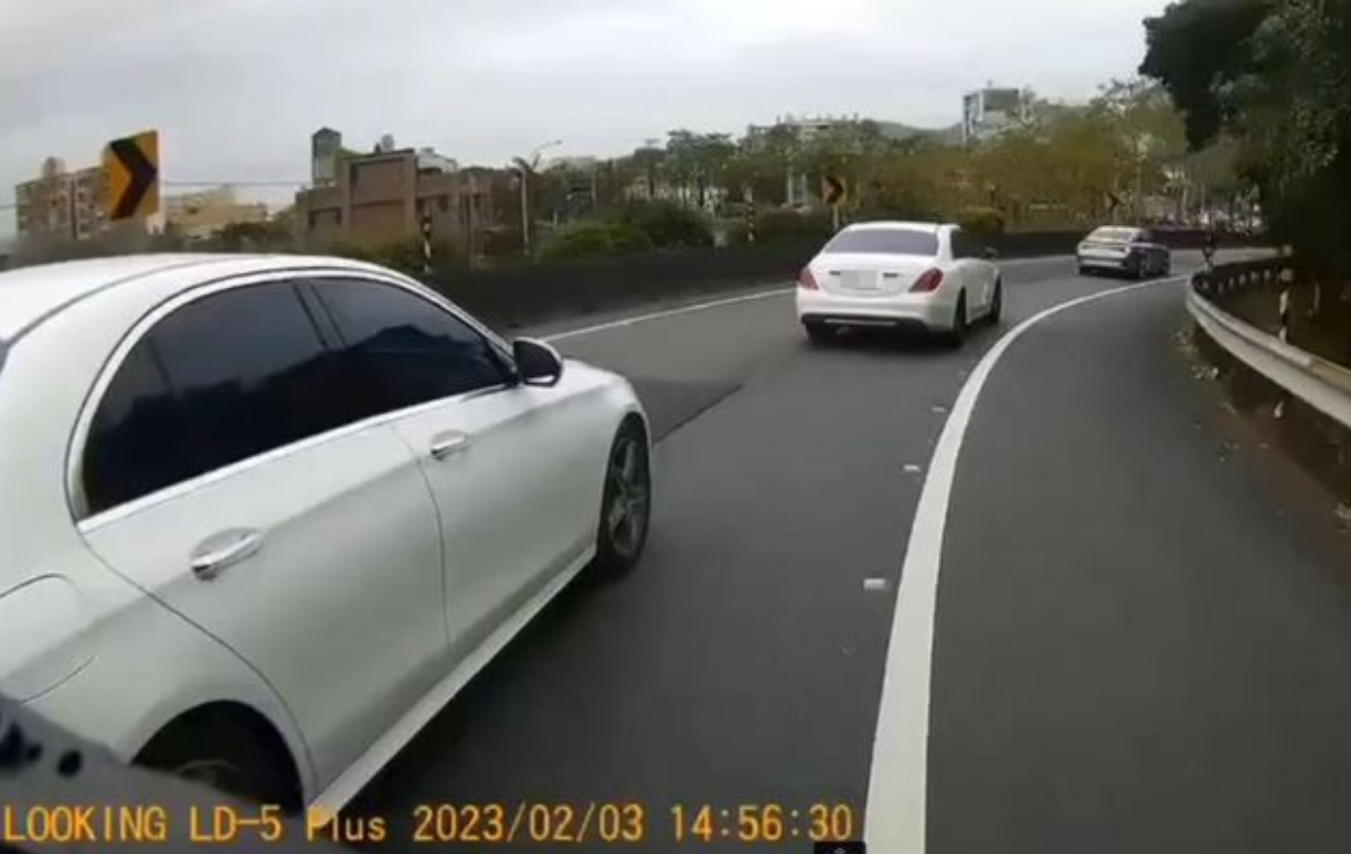 貨車駕駛疑不滿前車太晚打方向燈進入外側車道,於是從路肩超車。(翻攝自八卦村 - 行車紀錄器影片上傳中心臉書)